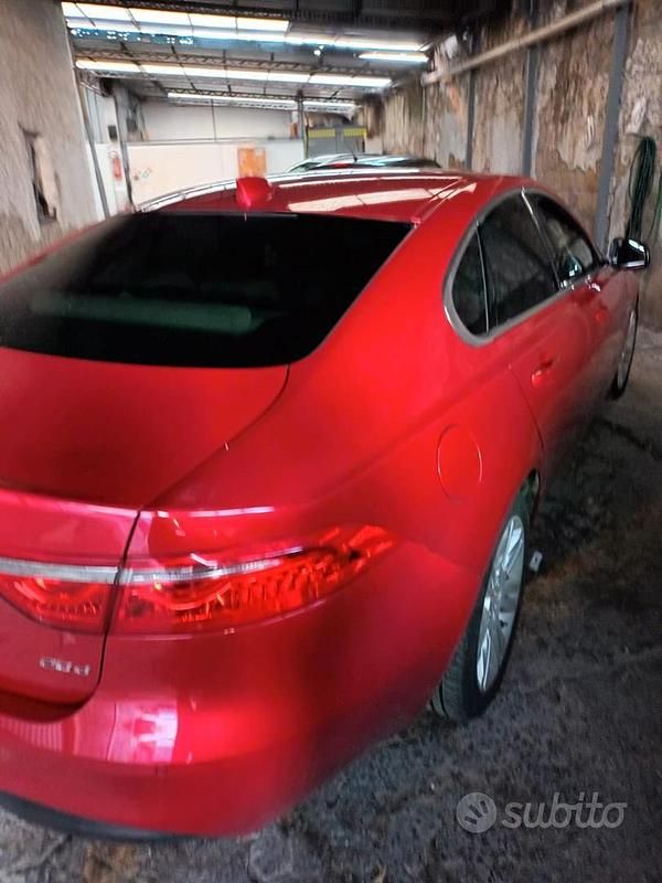 Usata Jaguar XF 200 CV (147 kW) 2017 Rosso Berlina