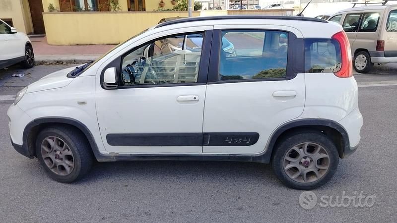 Gebraucht Fiat Panda 4x4 75 PS (55 kW) 2023 Weiß Kleinwagen