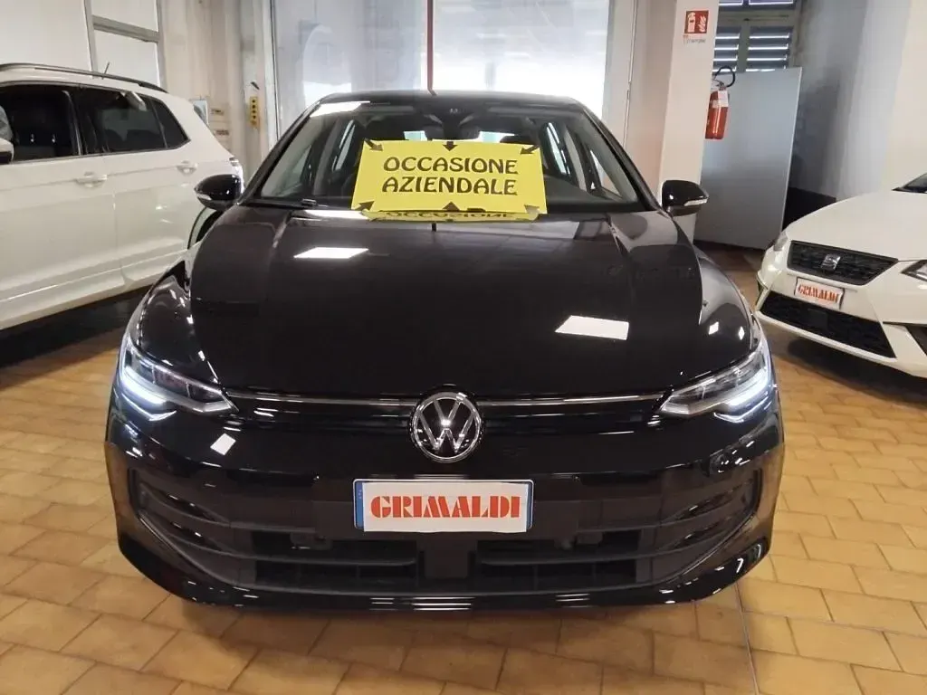 Usata VW Golf VIII Life 116 CV (85 kW) 2025 Grenadill black / metallizzato Berlina