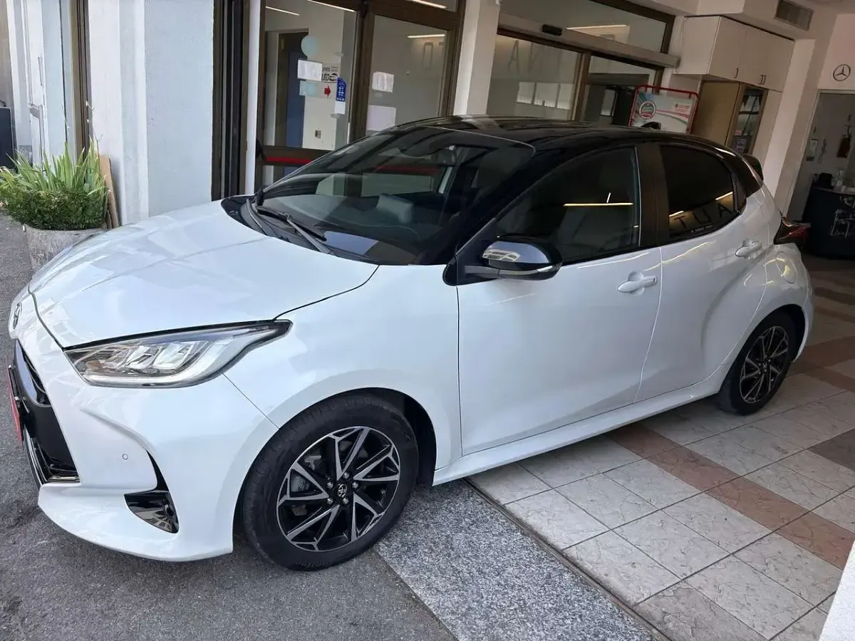 Usata Toyota Yaris Hybrid Style 116 CV (85 kW) 2022 Bianco Berlina