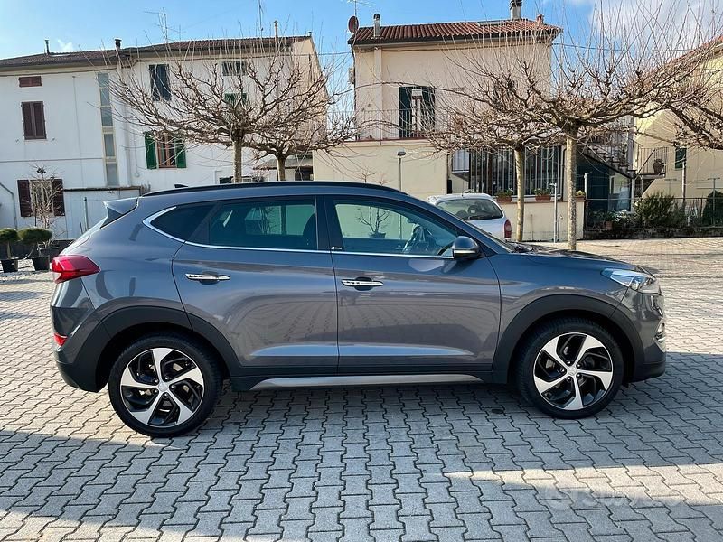 Grigio Usata 2016 Hyundai Tucson Xpossible SUV | 14.000 € (Buon prezzo) - Immagine 1/4