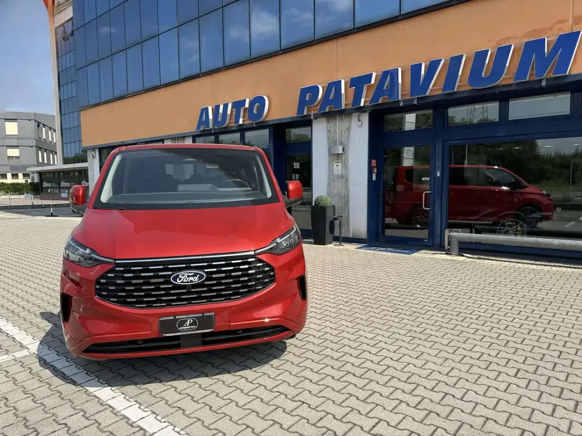 Usata Ford Tourneo Custom 150 CV (110 kW) 2024 Rosso metalizzato Furgone