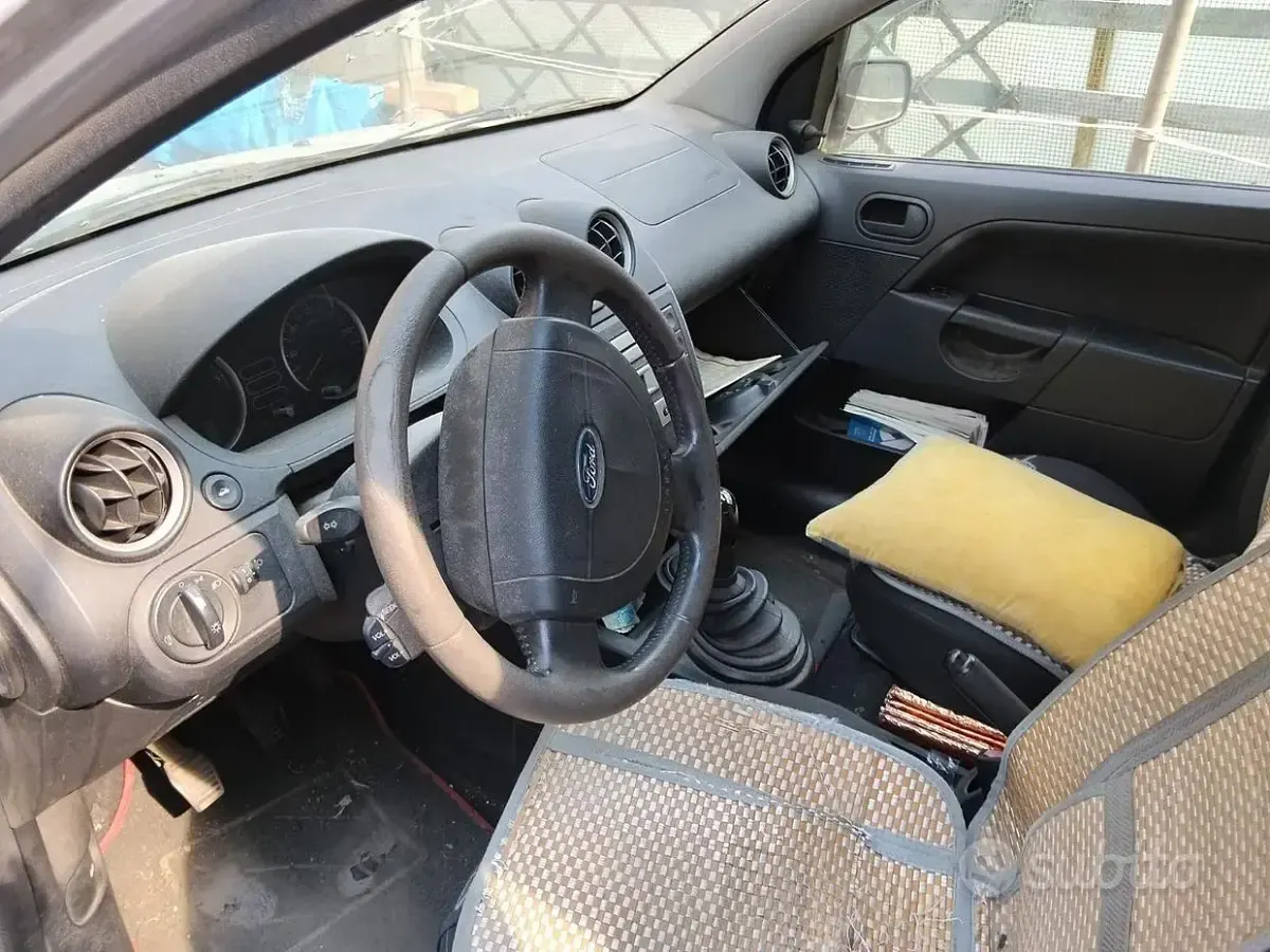 Usata Ford Fiesta 90 CV (66 kW) 2004 Grigio Utilitaria