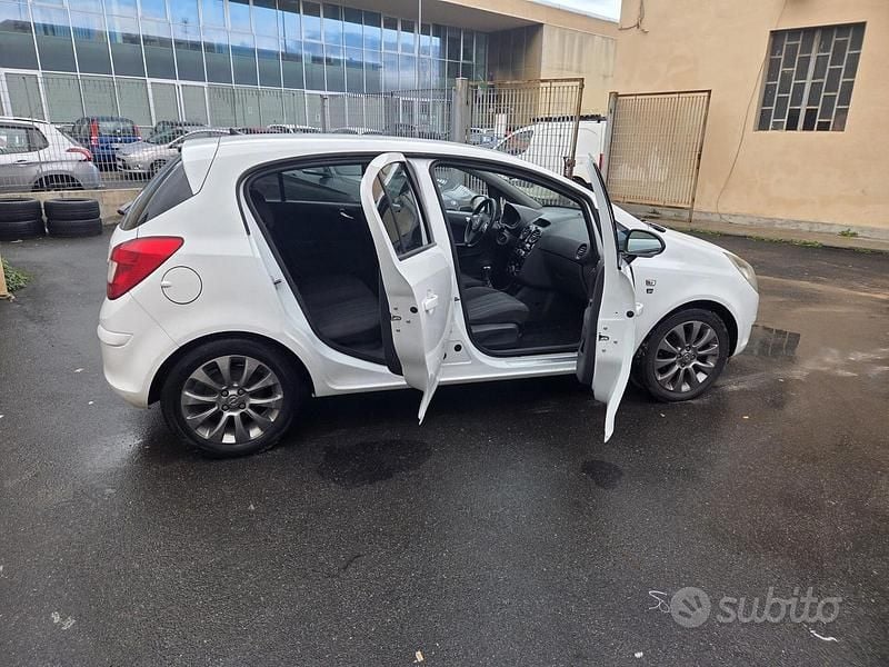 Usata Opel Corsa 75 CV (55 kW) 2011 Bianco Utilitaria