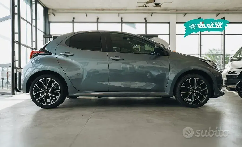 Nuova Toyota Yaris Hybrid 92 CV (67 kW) 2026 Grigio Berlina