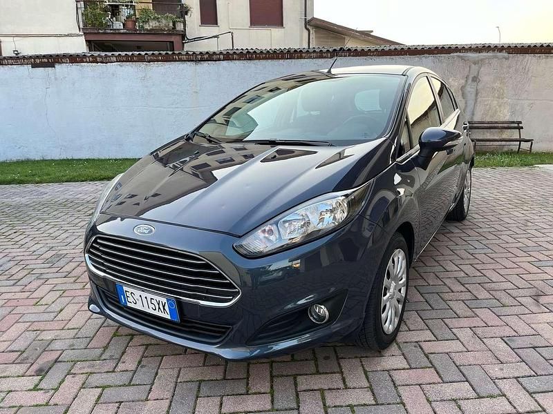 Usata Ford Fiesta Business Edition 75 CV (55 kW) 2013 Grigio Utilitaria