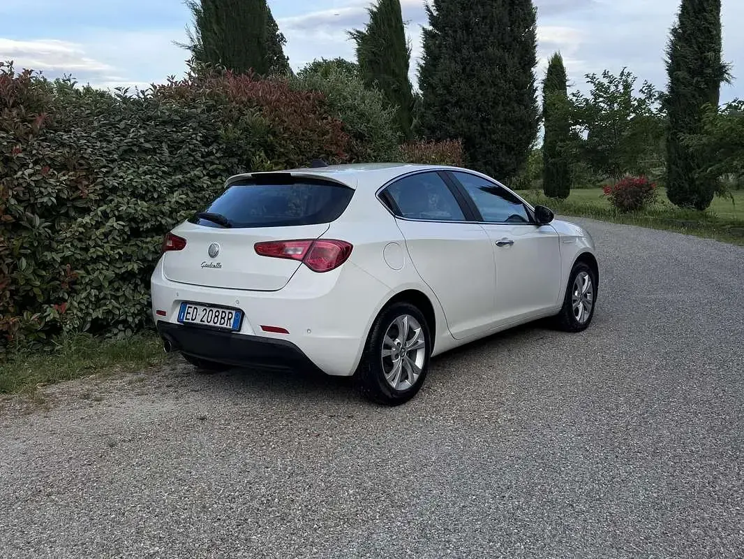 Usata Alfa Romeo Giulietta Distinctive 105 CV (77 kW) 2010 Bianco Utilitaria