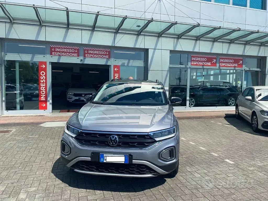 Usata VW T-Roc Life 150 CV (110 kW) 2024 Grigio SUV