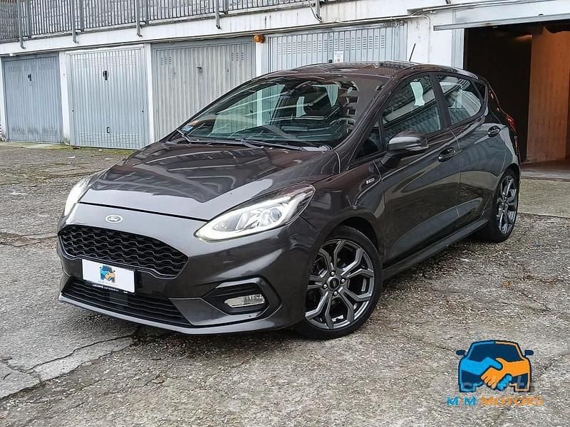 Grigio Usata 2018 Ford Fiesta ST-Line Berlina | 10.990 € (Buon prezzo) - Immagine 1/4