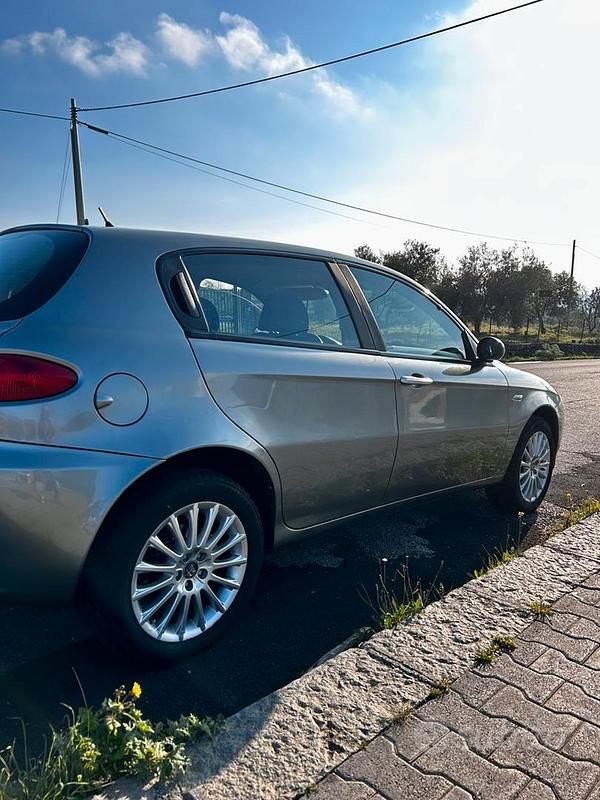 Usado Alfa Romeo 147 Exclusive 120 CV (88 kW) 2007 Gris Utilitario