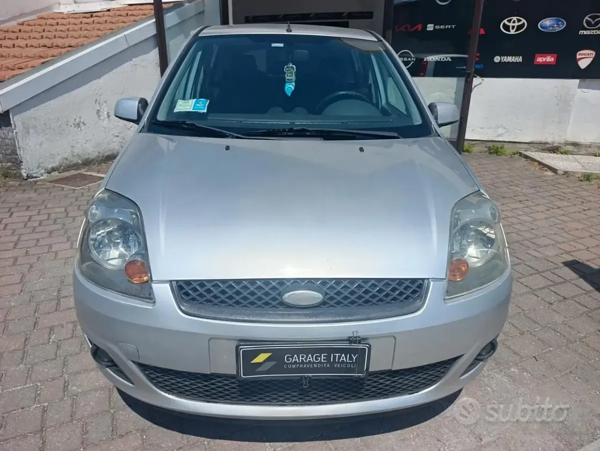 Usata Ford Fiesta Titanium 75 CV (55 kW) 2006 Grigio Utilitaria