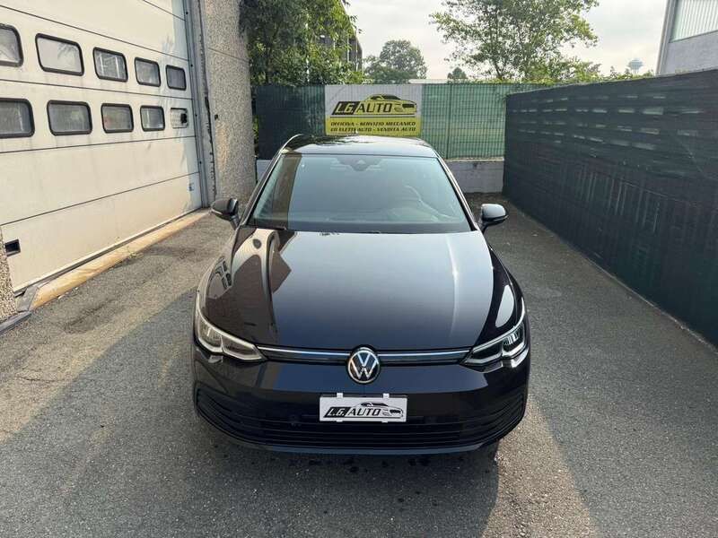 Nero perla [2t2t] Usata 2021 VW Golf VIII Life Tre volumi | 17.500 € (Buon prezzo) - Immagine 1/4