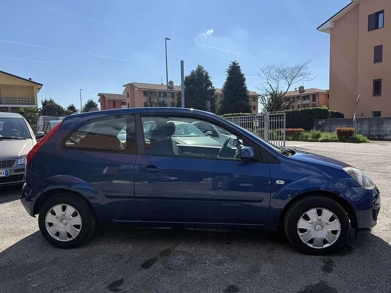 Usata Ford Fiesta Ghia 75 CV (55 kW) 2008 Blu/azzurro Utilitaria