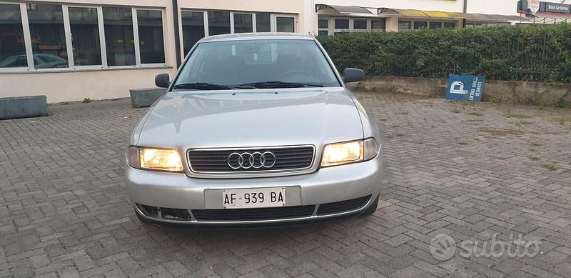 Usata Audi A4 125 CV (91 kW) 1995 Argento Berlina
