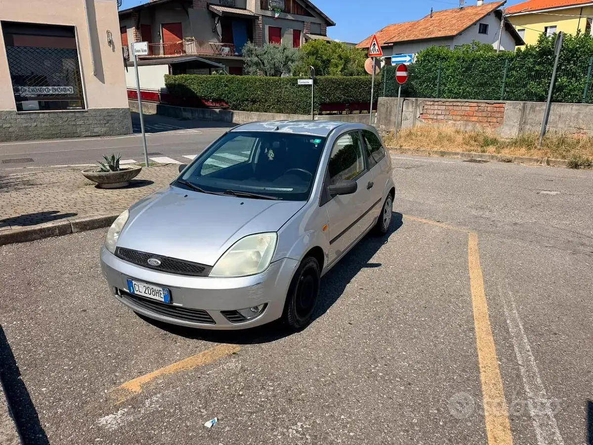 Usata Ford Fiesta 68 CV (50 kW) 2004 Grigio Utilitaria