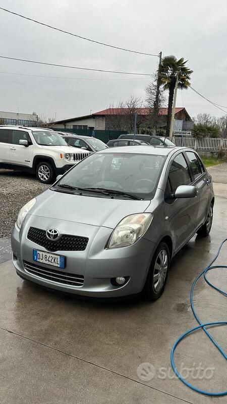 Argento Usata 2007 Toyota Yaris Sol Tre volumi | 3400 € (Ottimo prezzo) - Immagine 1/4