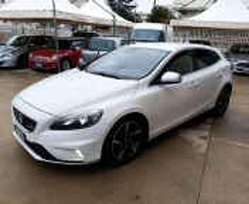 Gebraucht Volvo V40 R-Design Momentum 114 PS (83 kW) 2015 Weiß Limousine