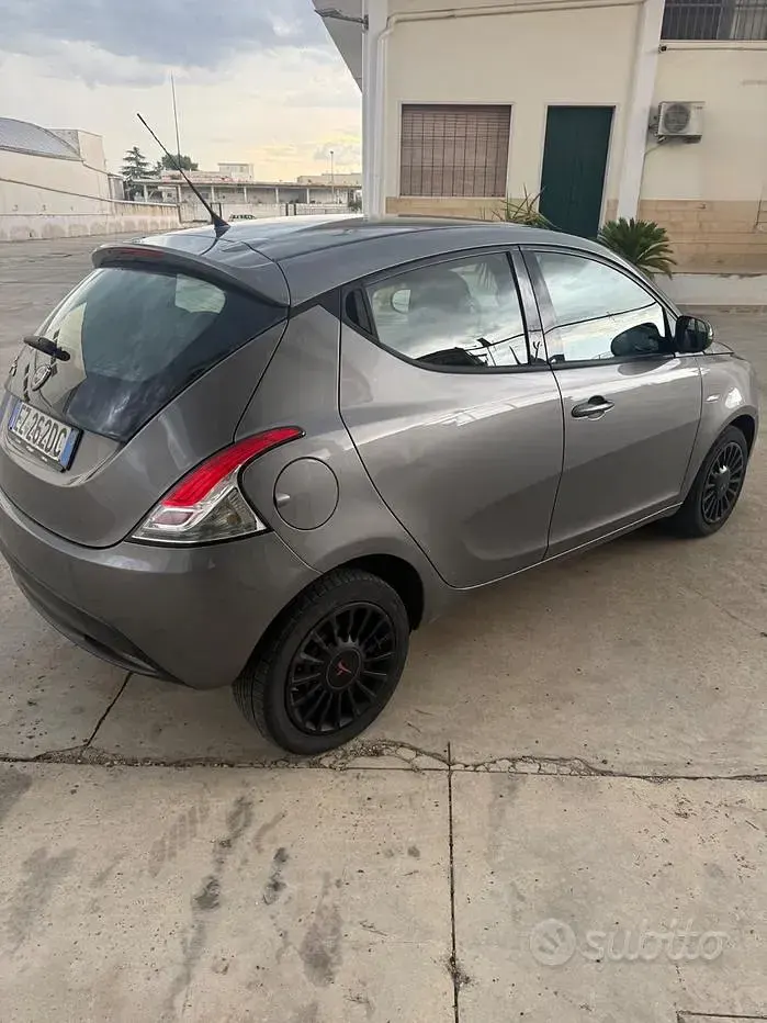 Usata Lancia Ypsilon Gold 69 CV (50 kW) 2015 Grigio Utilitaria