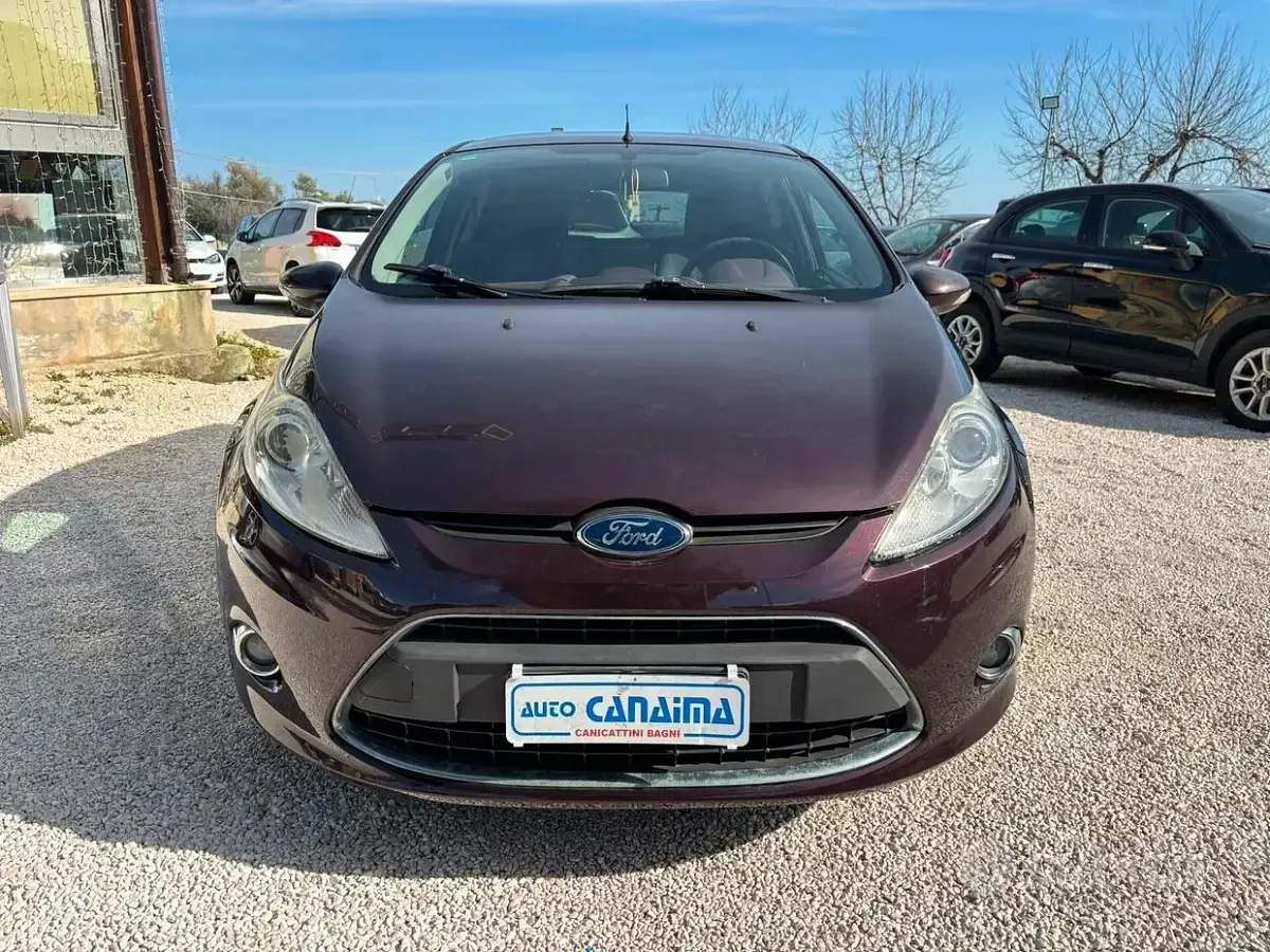 Gebraucht Ford Fiesta 70 PS (51 kW) 2011 Rot Limousine