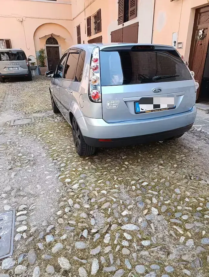 Usata Ford Fiesta 68 CV (50 kW) 2005 Bluazzurro Utilitaria