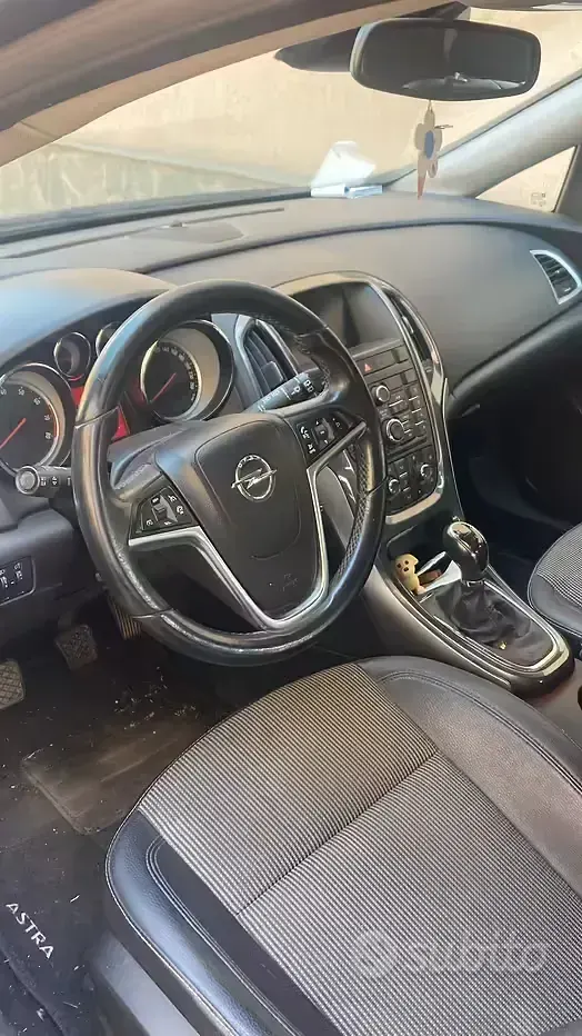 Usata Opel Astra 140 CV (102 kW) 2014 Nero Berlina
