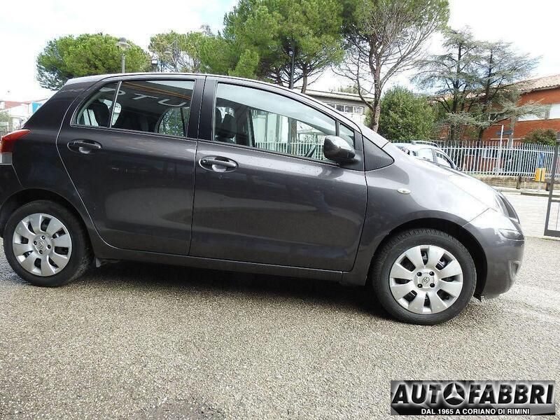 Usata Toyota Yaris 101 CV (74 kW) 2009 Grigio(met.) Utilitaria