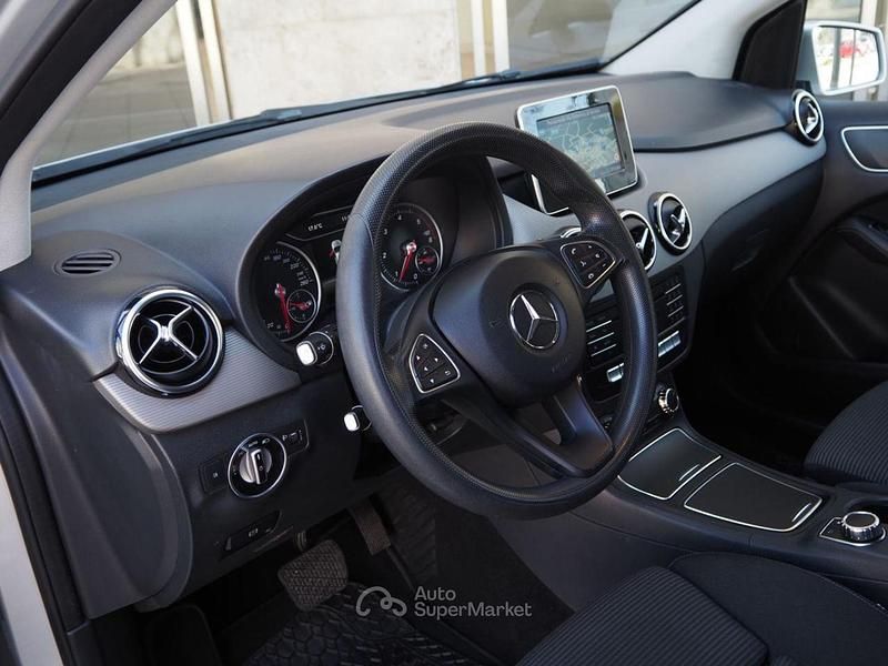 Usata Mercedes B180 109 CV (80 kW) 2018 Argento Monovolume