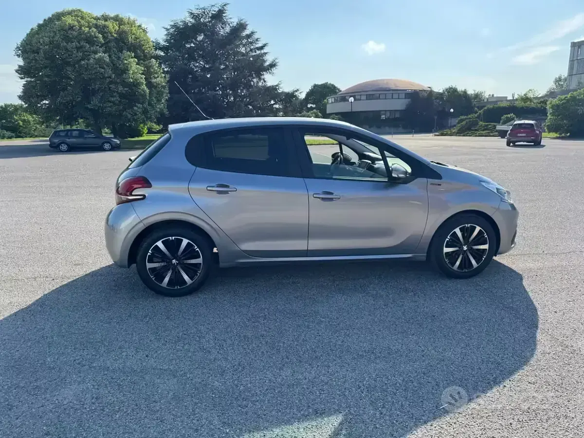 Usata Peugeot 208 Allure 82 CV (60 kW) 2019 Grigio Utilitaria