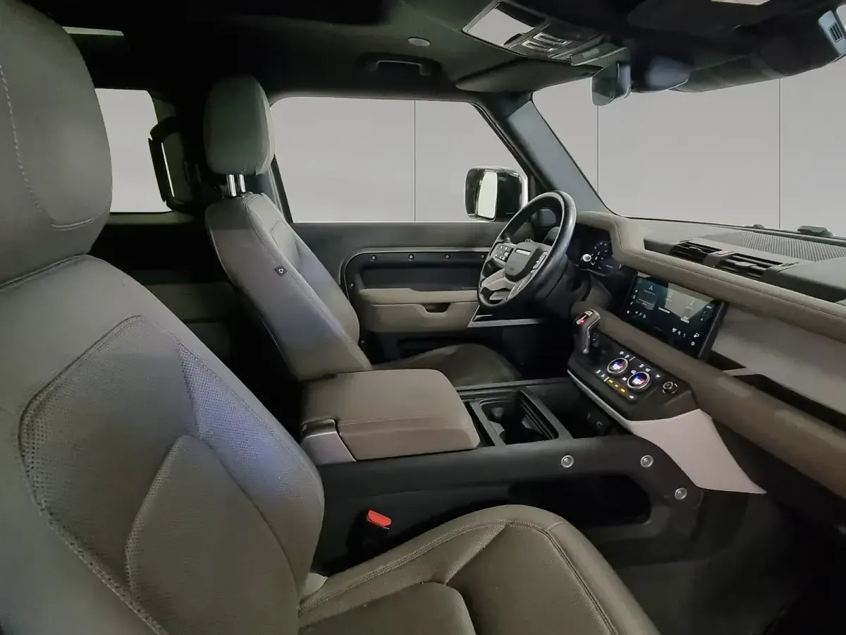 Usata Land Rover Defender SE 200 CV (147 kW) 2023 Pangea green SUV