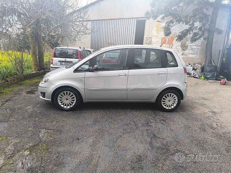 Usata Lancia Musa Gold 95 CV (69 kW) 2013 Argento Monovolume