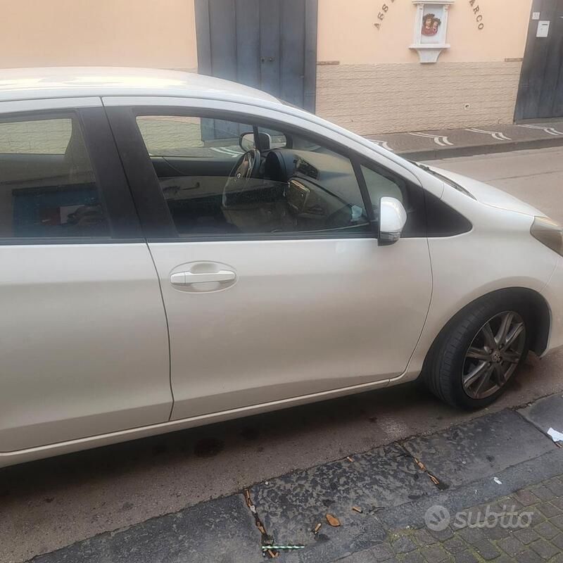 Usata Toyota Yaris 90 CV (66 kW) 2013 Utilitaria