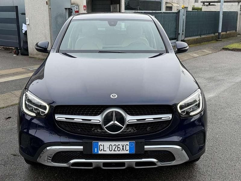 Usata Mercedes GLC300e 211 CV (155 kW) 2022 Blu canvasite metallizzato Coupé