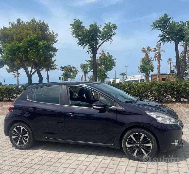 Usata Peugeot 208 68 CV (50 kW) 2015 Blu Utilitaria