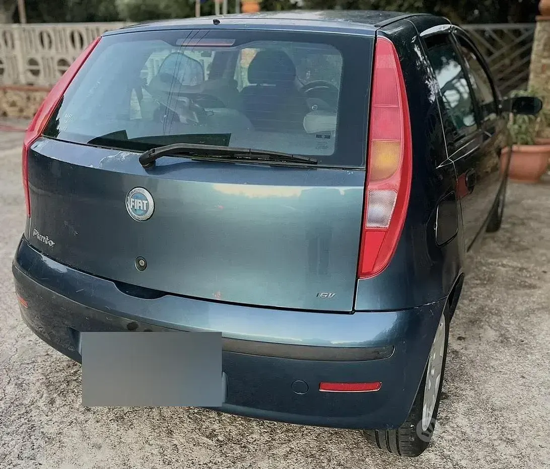 Usata Fiat Punto Dynamic 80 CV (58 kW) 2004 Bluazzurro Utilitaria