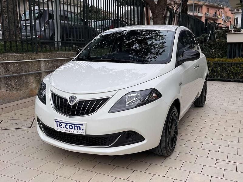 Bianco neve Usata 2023 Lancia Ypsilon Silver Due volumi | 12.500 € (Buon prezzo) - Immagine 1/4