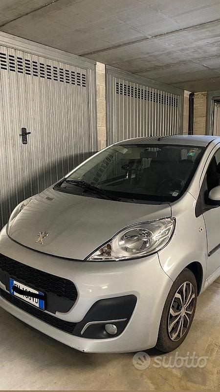 Grigio Usata 2013 Peugeot 107 Utilitaria | 3800 € (Ottimo prezzo) - Immagine 1/4