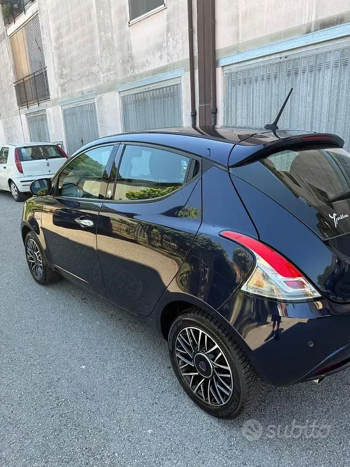 Usata Lancia Ypsilon Gold 69 CV (50 kW) 2018 Bluazzurro Utilitaria