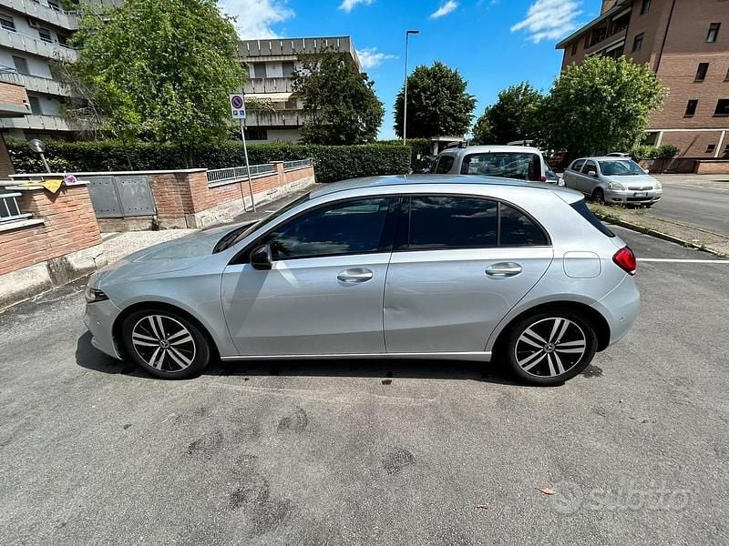 Usata Mercedes A180 Business 136 CV (100 kW) 2019 Grigio Berlina