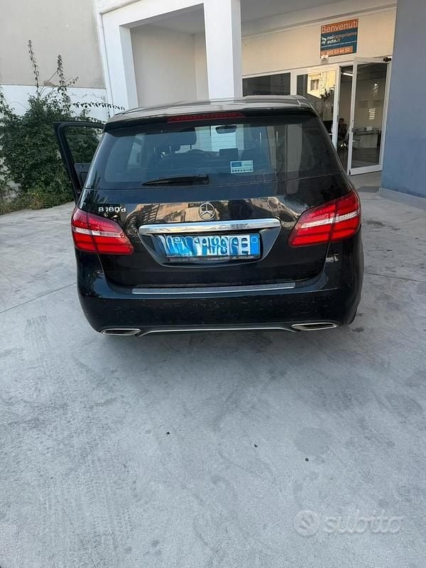 Usata Mercedes B180 109 CV (80 kW) 2018 Nero Monovolume