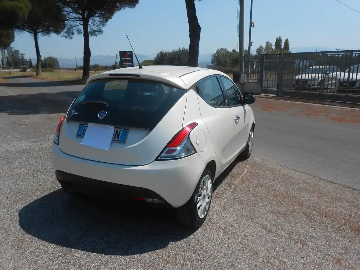 Usata Lancia Ypsilon Silver 95 CV (69 kW) 2014 Bianco Utilitaria