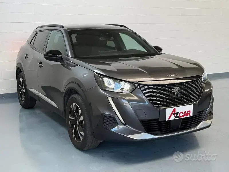 Usata Peugeot 2008 Allure 131 CV (96 kW) 2023 Grigio platino SUV