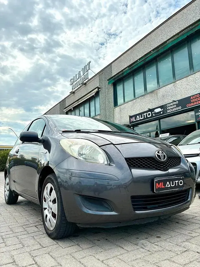 Usata Toyota Yaris 69 CV (50 kW) 2010 Bianco Utilitaria