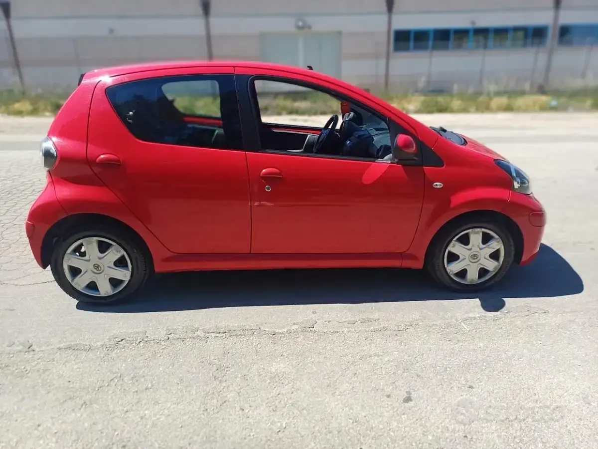 Usata Toyota Aygo Connect Style 68 CV (50 kW) 2011 Rosso Utilitaria