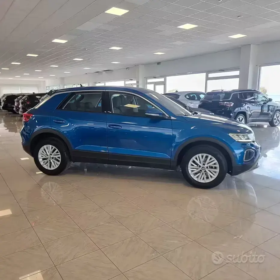 Usata VW T-Roc Life 110 CV (80 kW) 2023 Bluazzurro SUV