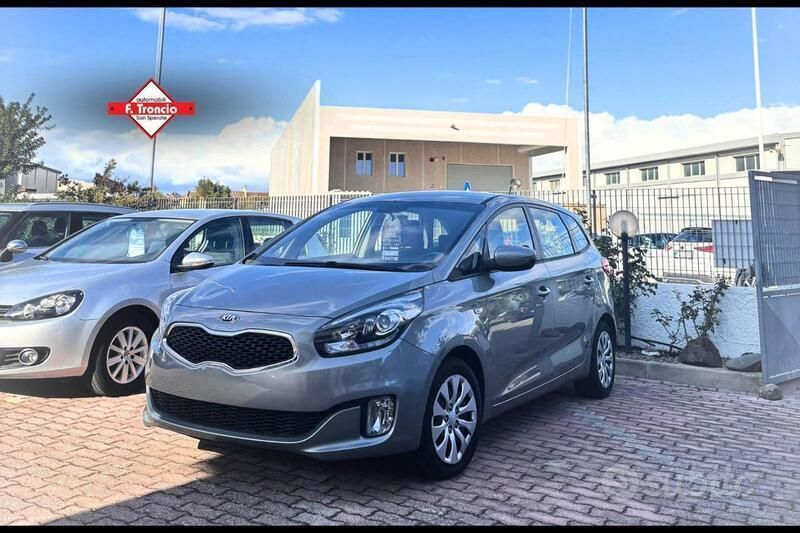 Grigio metallizzato Usata 2015 Kia Carens Monovolume | 9500 € (Cara) - Immagine 1/4