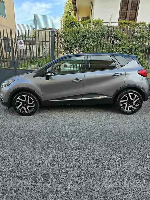 Usata Renault Captur Intens 90 CV (66 kW) 2014 Grigio SUV