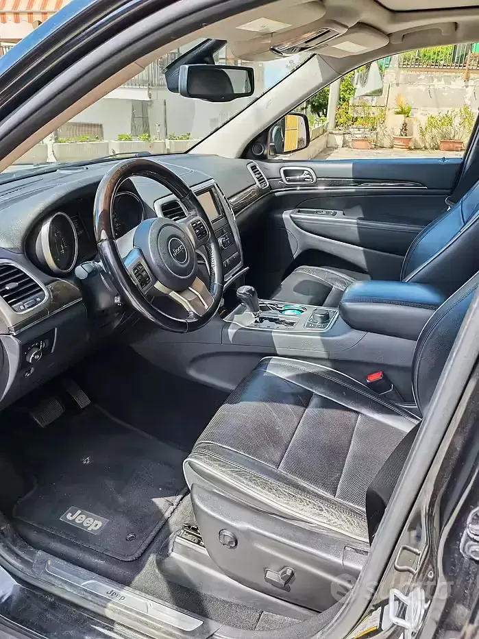 Usata Jeep Cherokee 241 CV (177 kW) 2011 Nero SUV