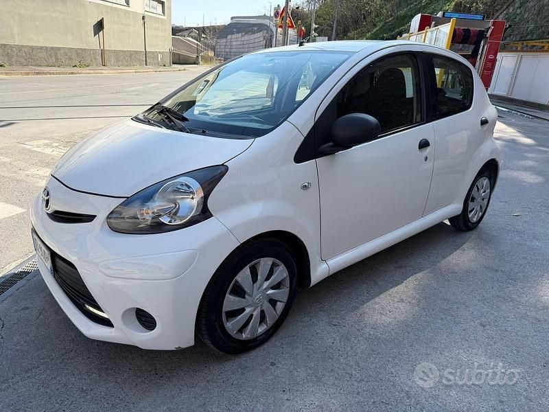 Usata Toyota Aygo 68 CV (50 kW) 2012 Bianco Utilitaria