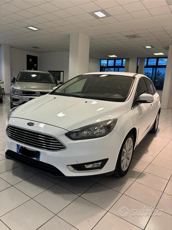 Beige Usata 2017 Ford Focus Titanium Tre volumi | 7900 € (Buon prezzo) - Immagine 1/4