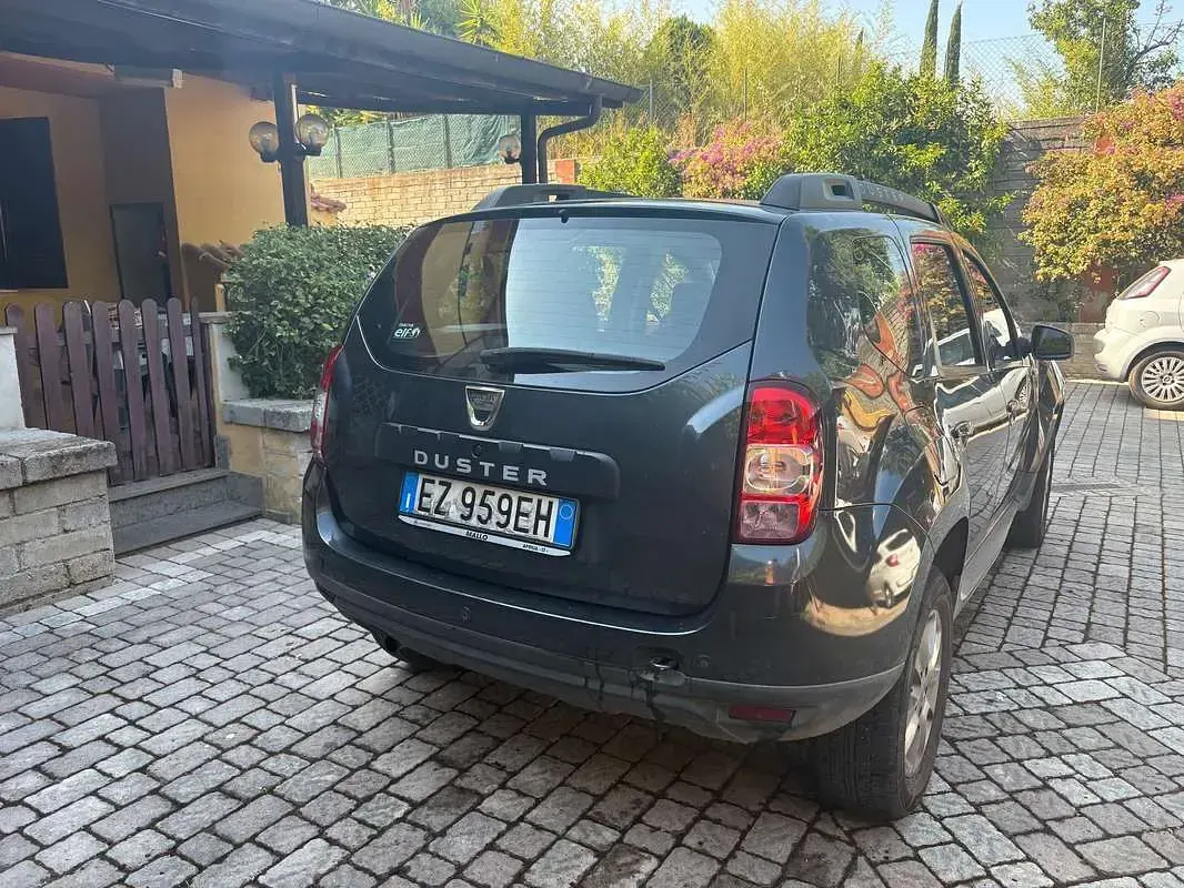 Usata Dacia Duster Lauréate 105 CV (77 kW) 2015 Grigio SUV